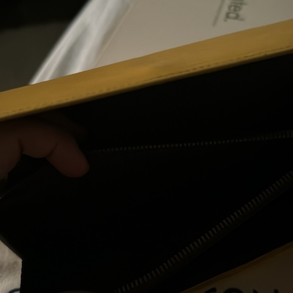 LV YELLOW EPI SARAH WALLET - Picture 4 of 6